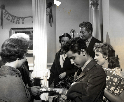 elizabeth_taylor_sal_mineo_carroll_baker_giant_1956